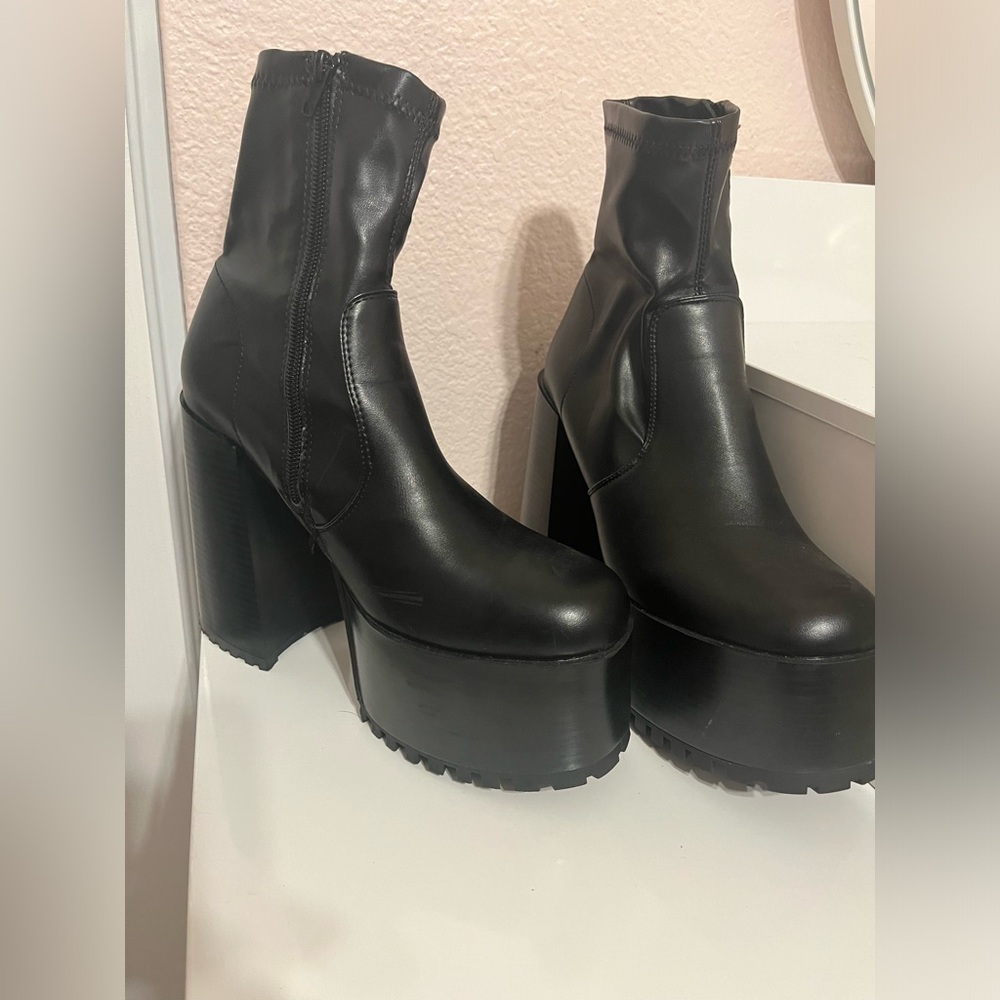 Woman’s Black platform boots size 8
